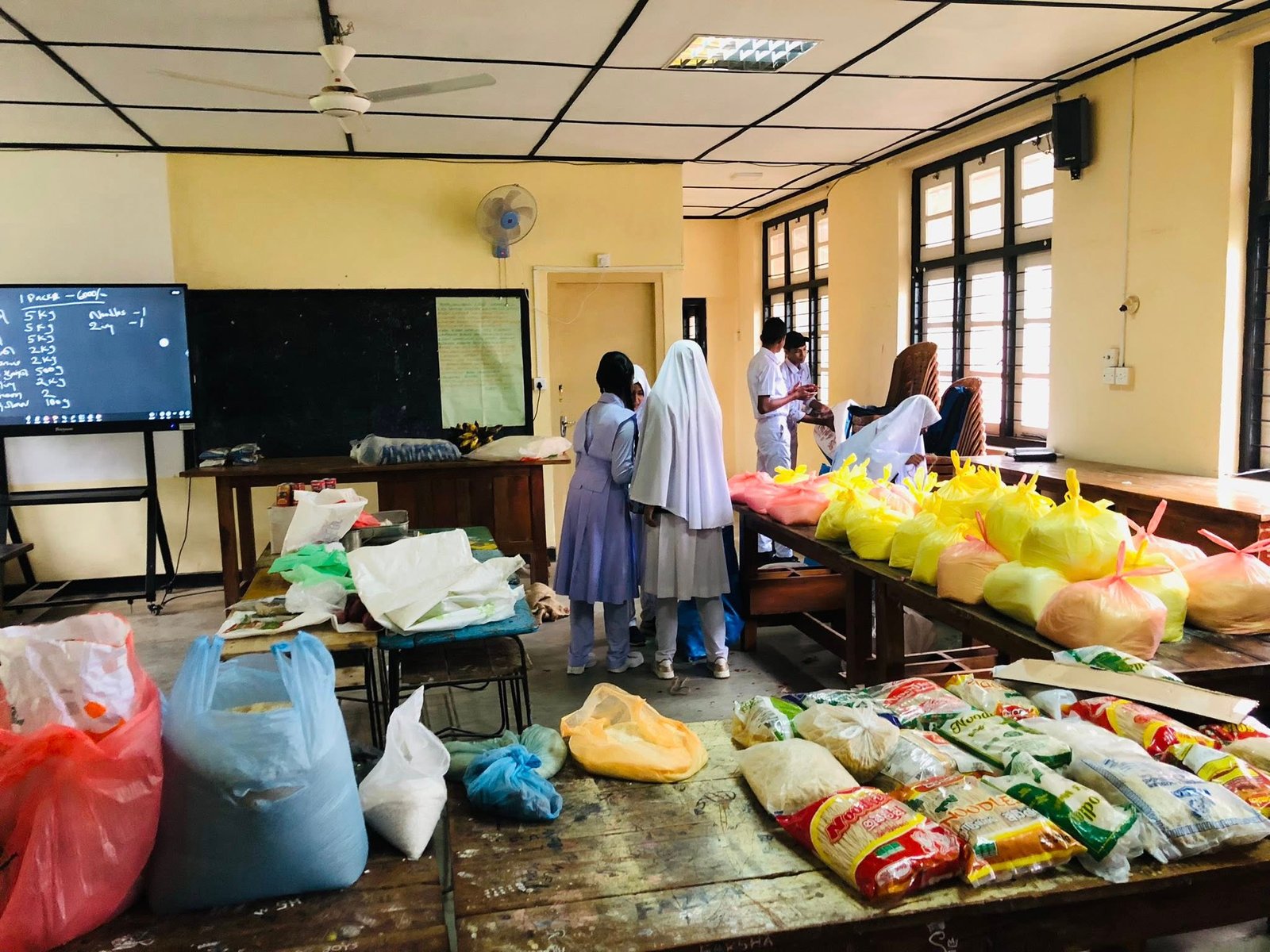 உதவும் கரங்கள்